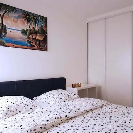 Pretty And Neat Bedroom In My Cosy Appartment. Puteaux Esterno foto