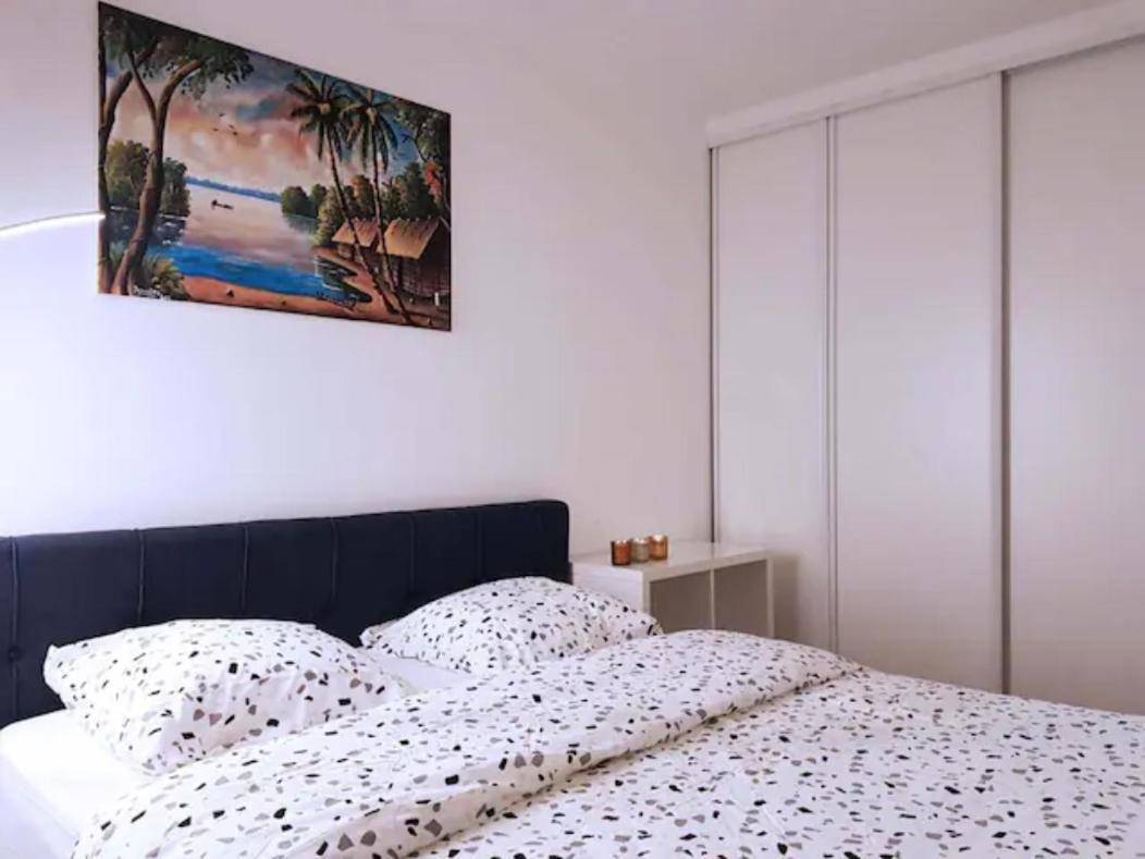 Pretty And Neat Bedroom In My Cosy Appartment. Puteaux Esterno foto